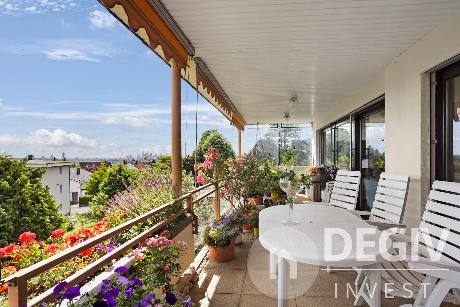Blumenbalkon mit Aussicht